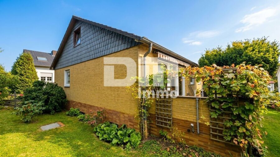 Schönes Einfamilienhaus mit Garage und Terrasse / Ständerbauweise in hervorragender Lage - Frontansicht / Terrasse